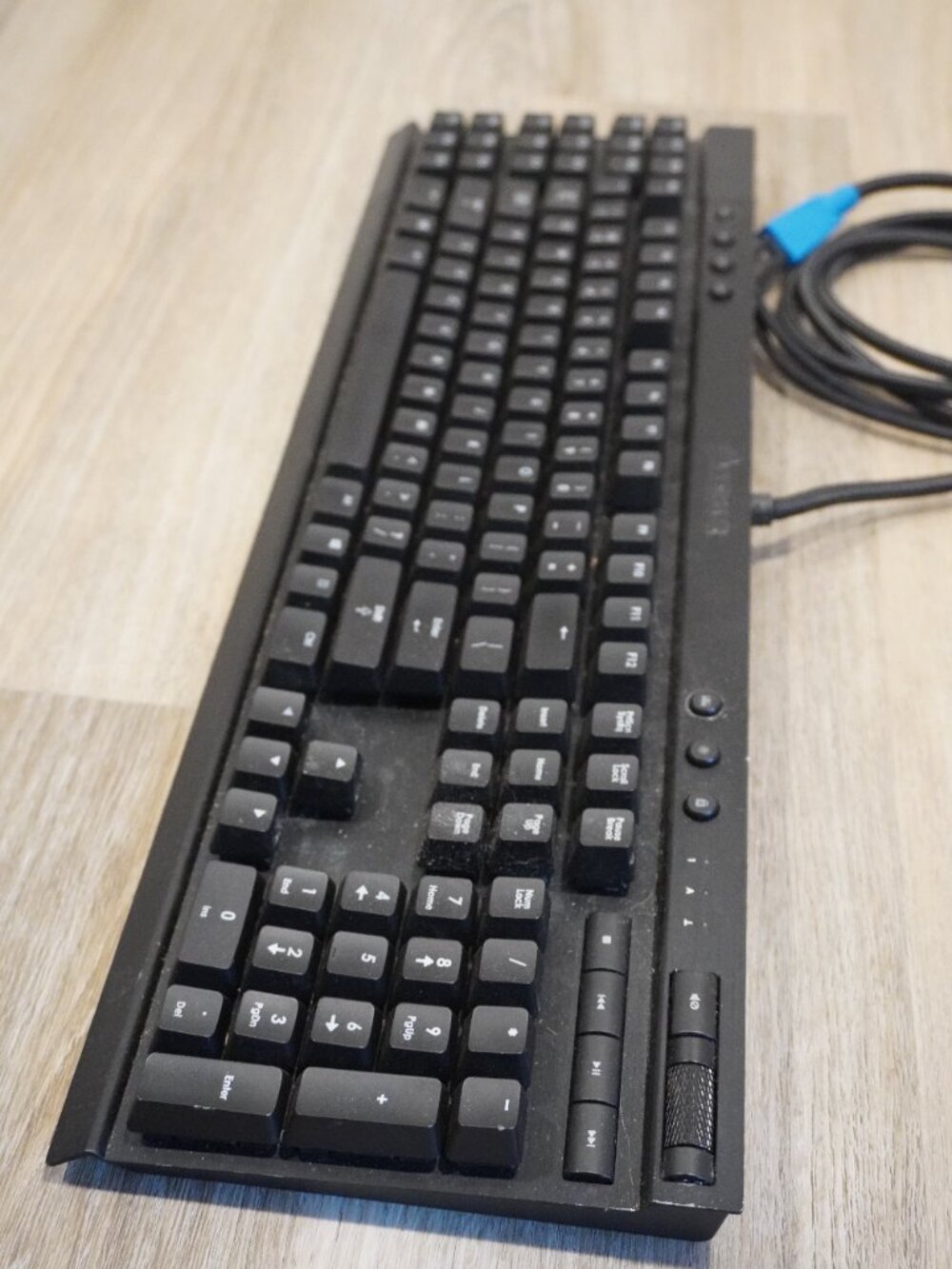 Original Corsair Vengeance K95 Mechanical Gaming Keyboard - Cherry MX Red - Picture 4 of 4
